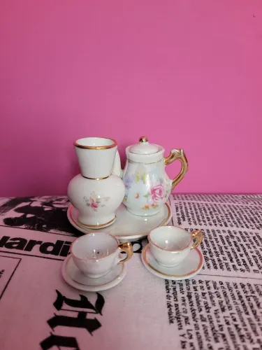 Miniaturas de porcelana vintage bule vaso e xícaras de chá 