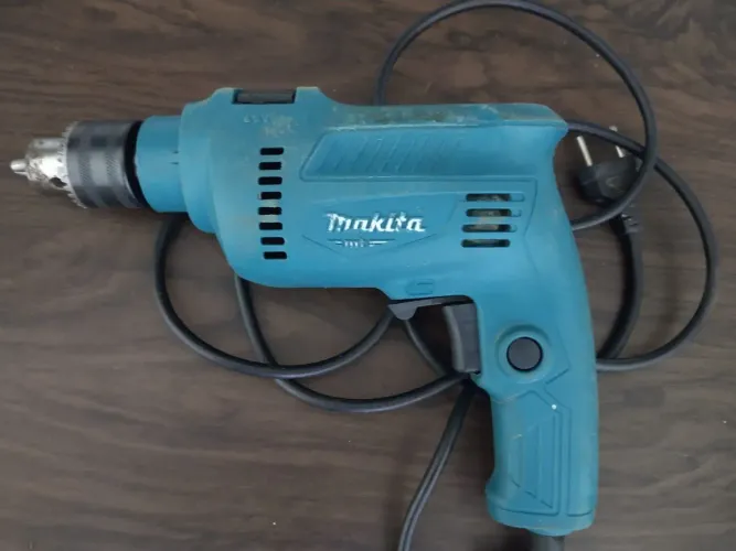 Furadeira Makita Reversível c/controle de velocidade