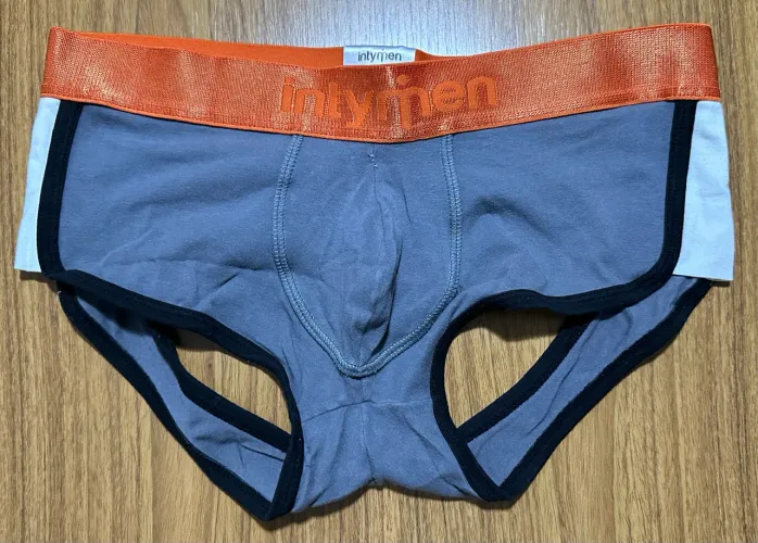 Cueca Masculina Intyman tamanho G cinza com elastico laranja e abertura traseira