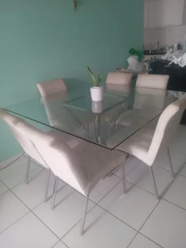 Mesa de tampo de vidro com 06 (seis) cadeiras