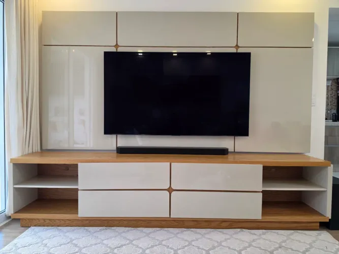 Painel + Rack Portland 2m x 2,7m - Laca Off White e Madeira Carvalho