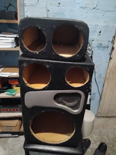 vendo uma caixa trio vazia .