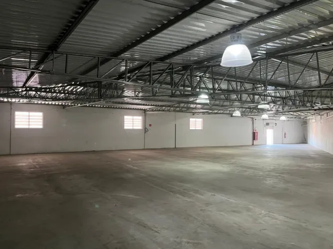 Galpão industrial na Vila Augusta, Guarulhos 1.500 m² de área construída. Próximo à Via Du