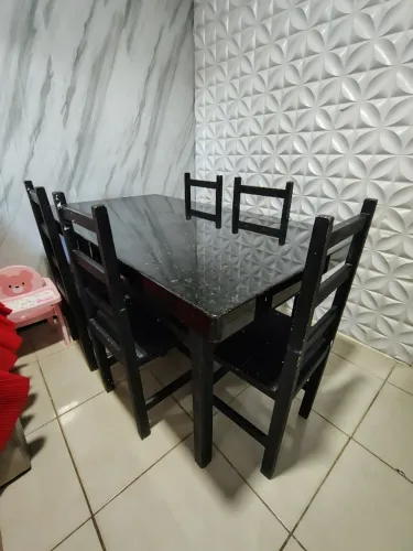 Mesa de jantar com tampo de granito