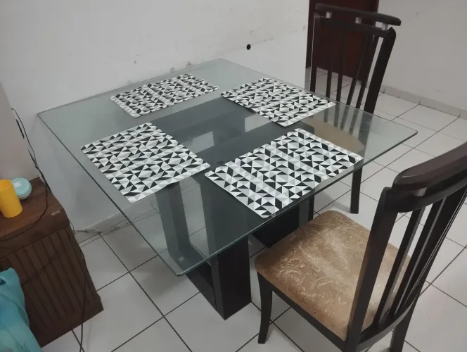 Mesa de jantar com tampa de vidro