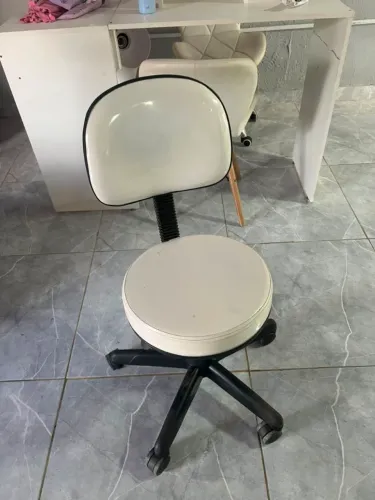 Cadeira mocho giratória com encosto