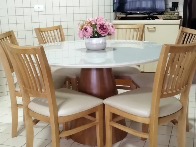 Mesa de Jantar Redonda + 6 Cadeiras de Alto Padrão (Madeira Maciça e Estofadas)