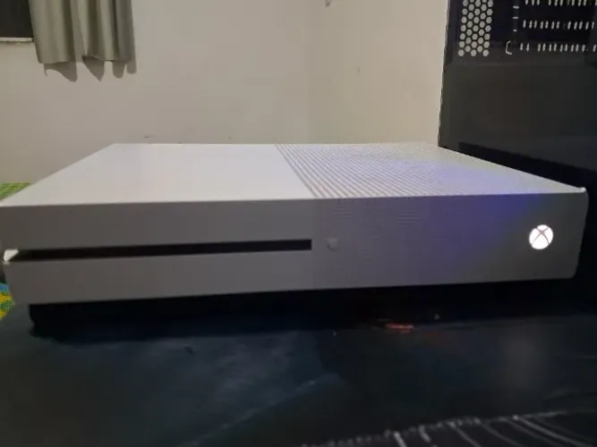 Xbox one usado com 2 controles