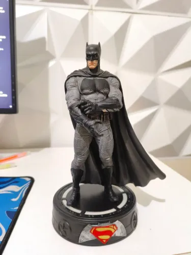 Boneco de coleção Batman com a base