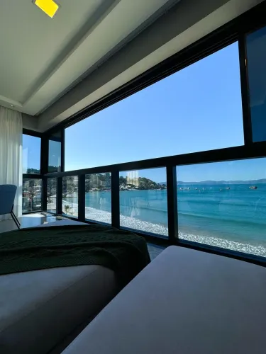 pe na areia canto da praia em frente a nova marina