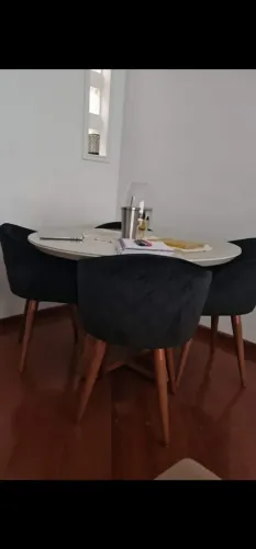 Mesa de jantar redonda Bennet 115 cm com 4 cadeiras giratórias <br>Tampo de vidro