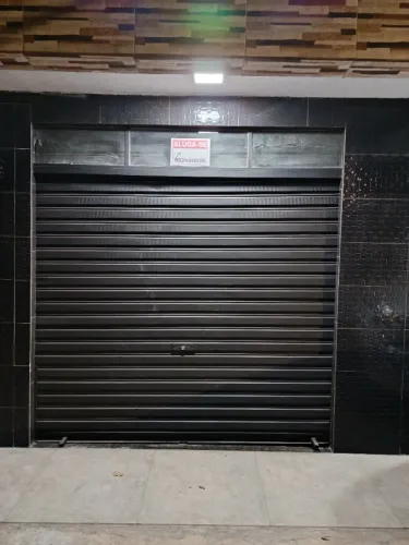 Alugo loja. espaço bom para salao de cabelo etc...