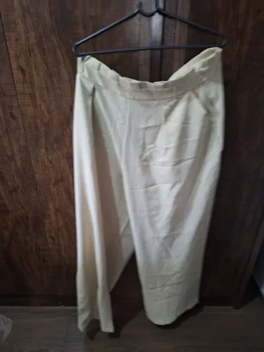 Calça clara toda frida