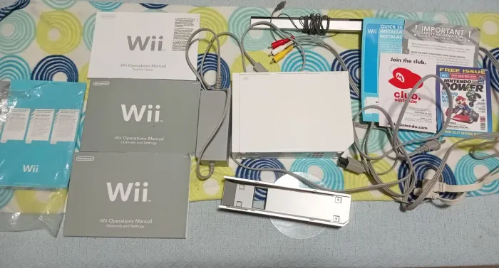 Nintendo Wii Desbloqueado + Base + Manuais Originais + Cabos Completos