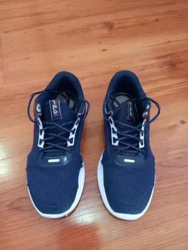 Tênis original Fila nº 36 com marcas de uso (indicadas nas fotos)