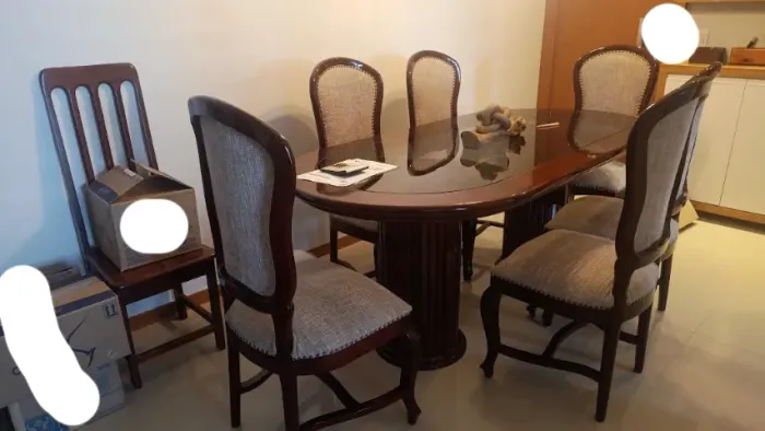 maravilhosa mesa em mogno ,com 6 cadeiras preço inacreditável devido mudança