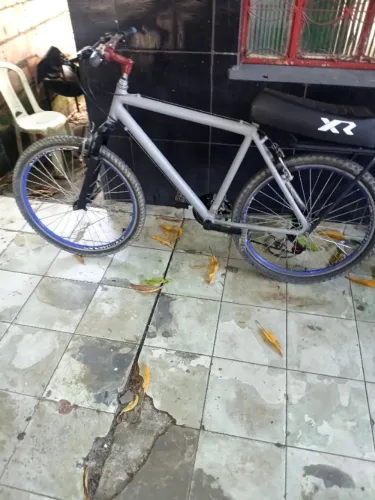 Bicicleta aro 26 aluminio de brinde um banco e uma bomba