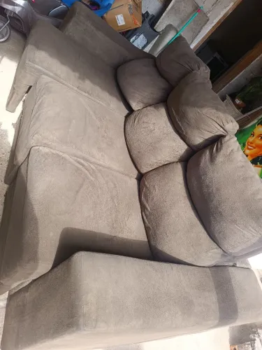 Vendo um sofá retrátil com 3 lugares com marcar de uso não entrego
