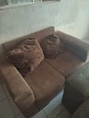 Sofá 2 lugares em boas condições.