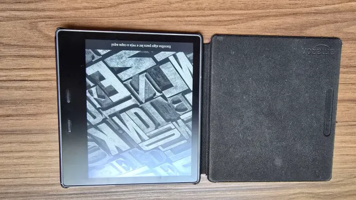 Kindle Oasis 10 geração com capa oficial da amazon