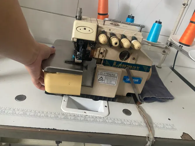 Máquina de costura reta singer e ponto cadeia lamas