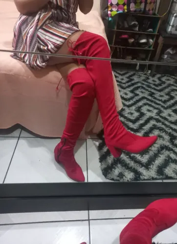 Bota vermelha cano longo