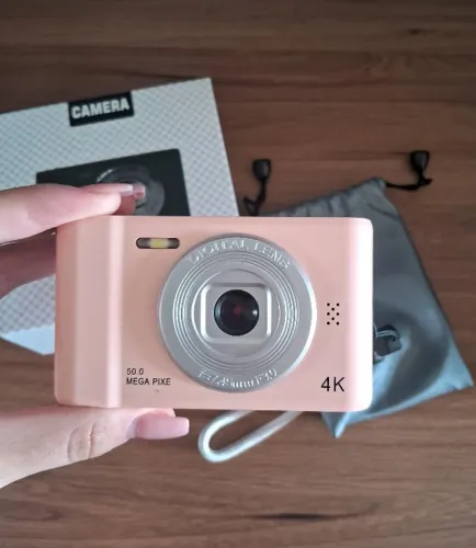 Câmera digital retrô rosa