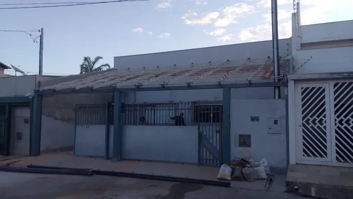 Vende-se 2 portões grande de 3.70×2.20 e 1 portõe de 80×2.20