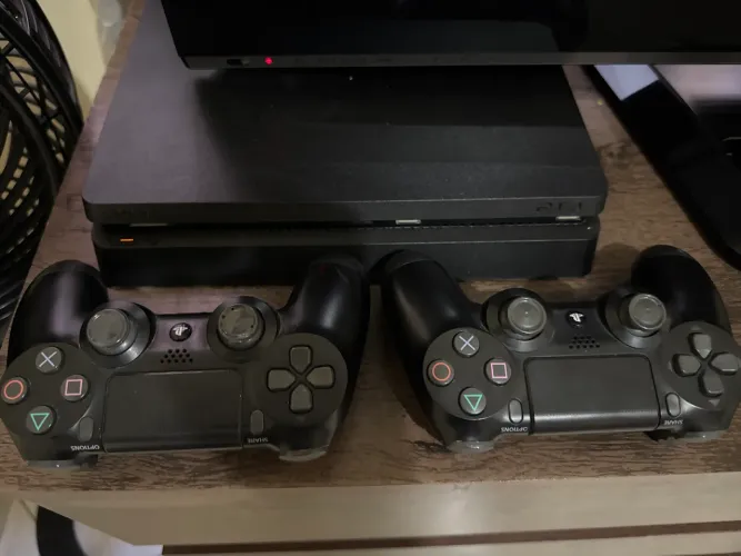 PS4 - 1TB + 2 controles