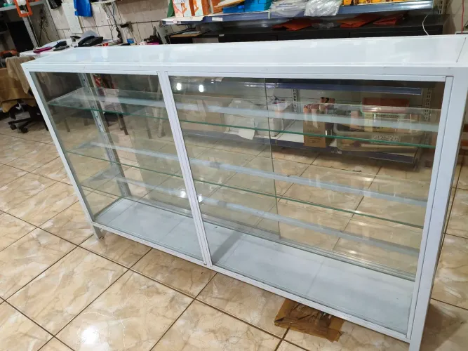 uma vitrine em aço
