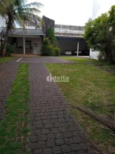 Casa com 3 quartos sendo 3 suíte, disponível para venda no bairro Daniel Fonseca em Uberlâ