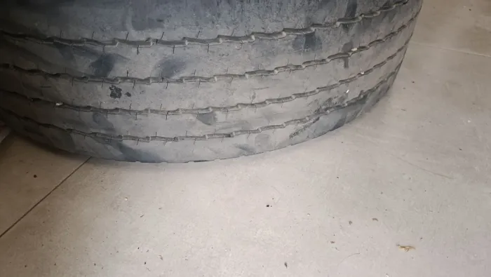 Pneus 235/75/17.5 em bom estado,