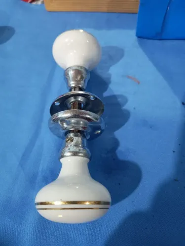 Maçaneta Antiga em Porcelana Anos 70 com Friso Dourado