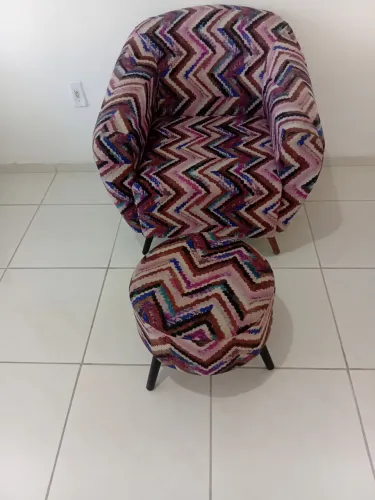 Vendo poltrona tecido com puf