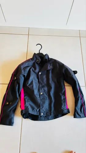 Jaqueta linda com detalhe em rosa