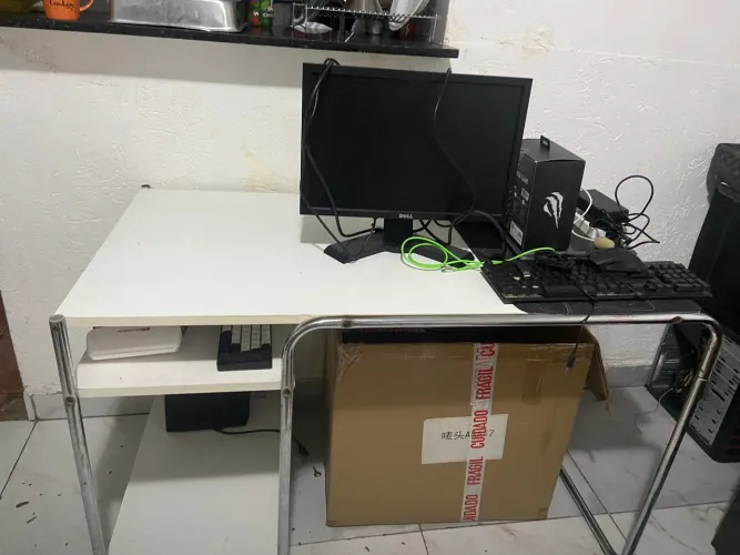 Mesa de computador branca