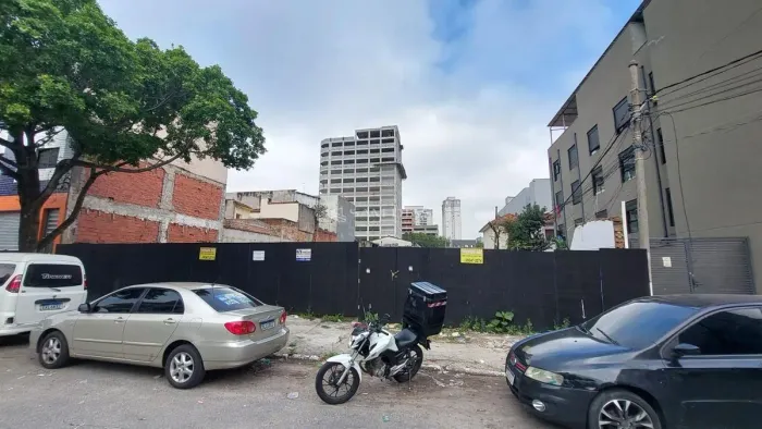 Terreno de 840 m² no Brás | Zoneamento Misto | Planta Aprovada para 13 Lajes | Acesso à Ma