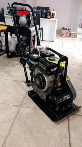 Placa vibratória a Gasolina 60kg motor 6.5 Hp - Toyama (Nova)