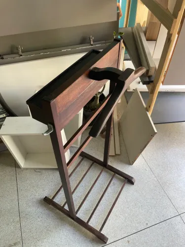 Uma antiguidade cabreiro de chão para ternos