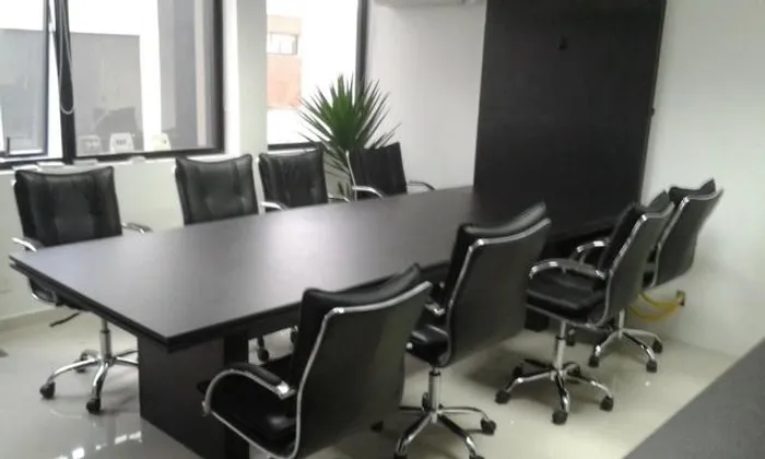 Mesa c Painel de TV embutido para empresas