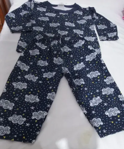 Um pijama   nuvinha  tamanho  1  ano 100 por cento  algodão  .
