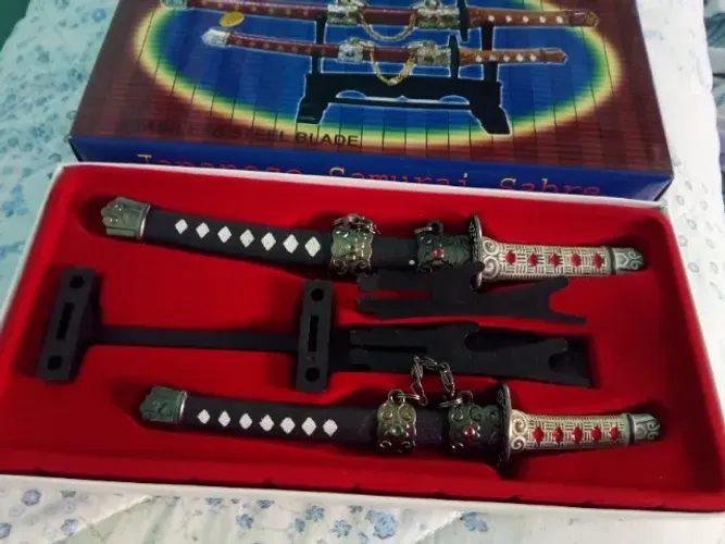 Cj Lindo de 2 Mini Espadas com Suporte são as da foto otimo para colecionador