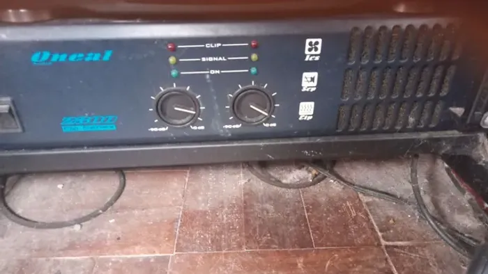 Amplificador da Oneal e um par de caixas da Loudvox