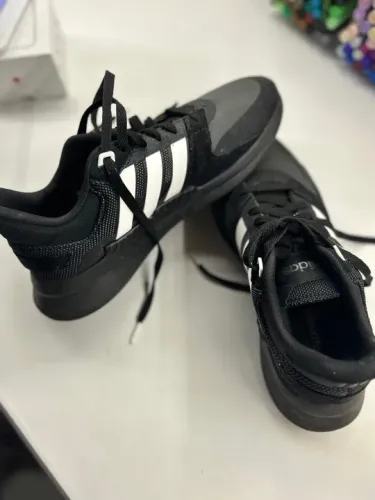 Tênis adidas na promoção