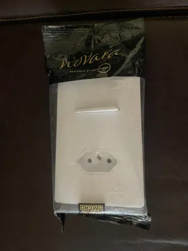 Conjunto 4X2 Interruptor Simples 1 Tomada 10A Branco Cromado Novara Dicompel
