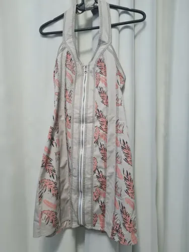 Vestido curto bege de festa tamanho p