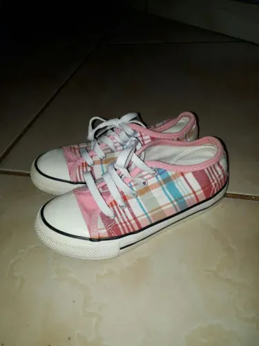 Tênis infantil feminino N° 27 (Troco por carregador Samsung original de Tipo C preto)