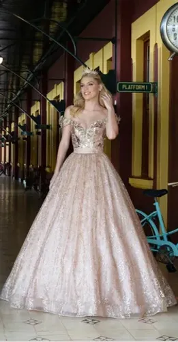 Vestido debutante curto e saia longa removível, dourado.