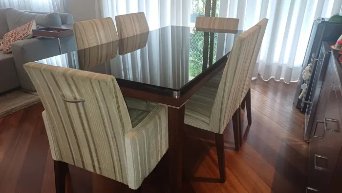 Mesa de Jantar em Madeira com Tampo de Vidro