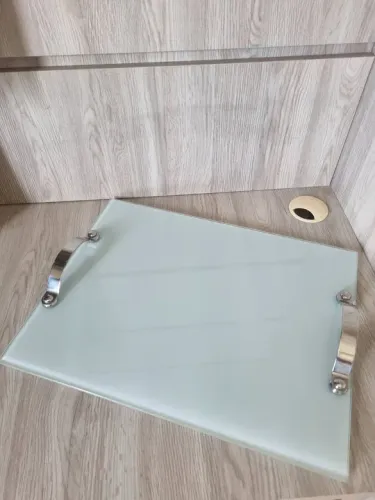 Bandeja decorativa com vidro branco e alças inox